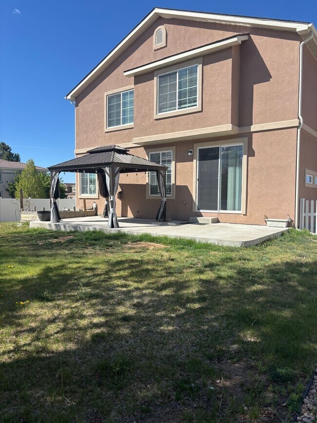 Building Photo - 5 Bed, 3.5 Bath with A/C, Available Now! -...