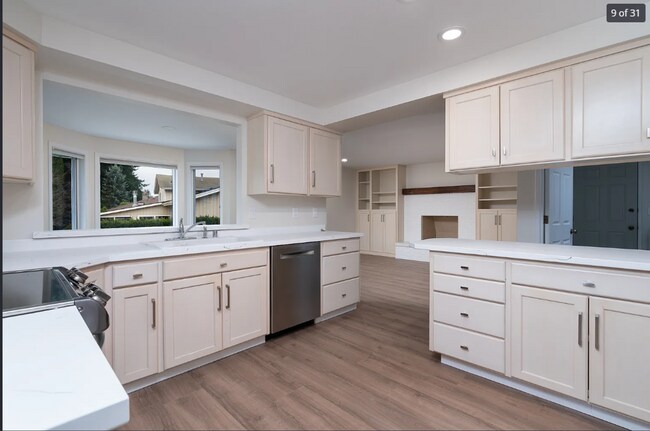 Building Photo - 3-bedroom Gem On Burlington Golf Course