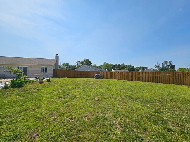 Building Photo - Well Maintained 3 Bed Home on Half an Acre!