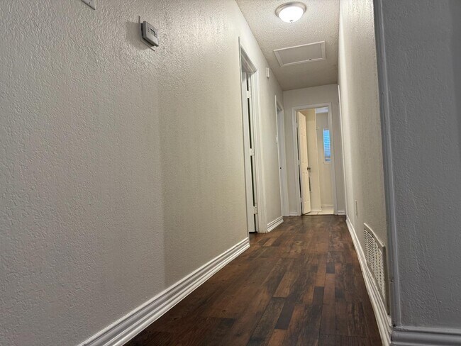 Building Photo - 125 Briarwood Dr