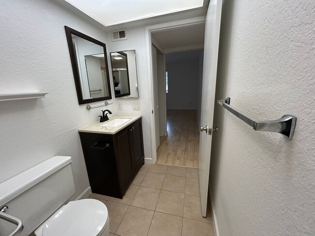 Building Photo - Gorgeous move-in-ready, 2 bedroom/2 bathro...