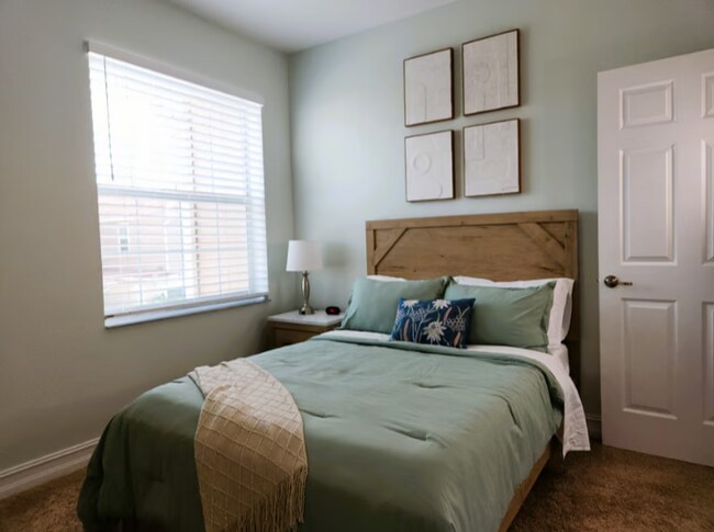 Building Photo - Beautiful FULLY FURNISHED 3 bedroom, 2.5 b...