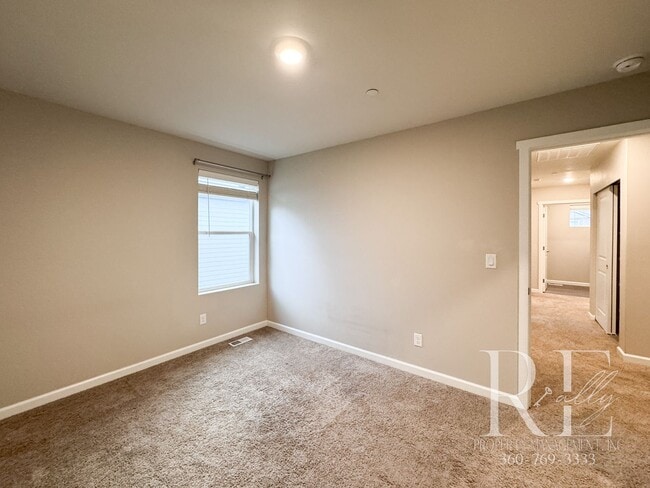 Building Photo - Bright Bremerton Home with Open Layout, A/C, and Fully Fenced Yard