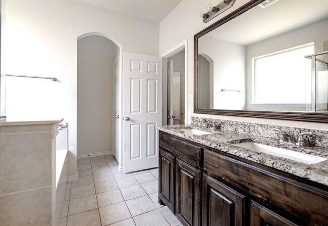 Building Photo - Spacious 4BR House in Burleson