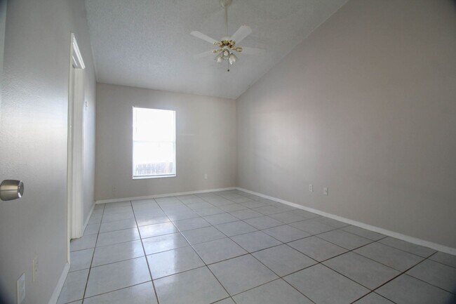 Building Photo - 13859 Glasser Ave