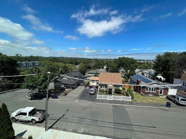 Building Photo - 570 Proctor Ave