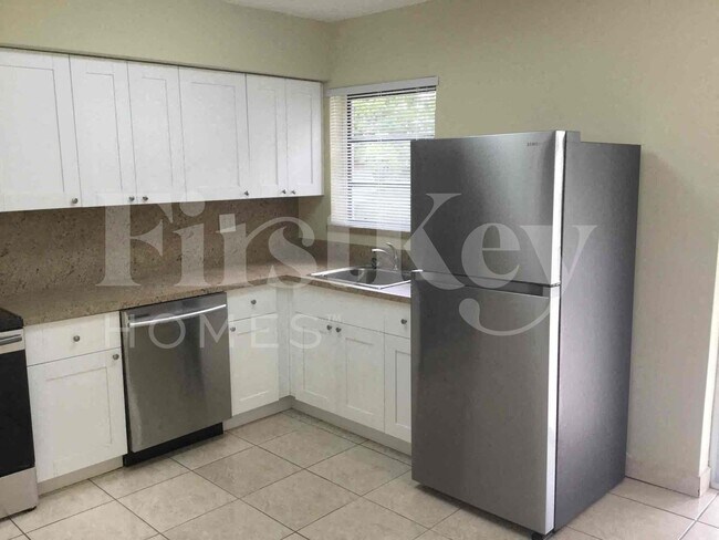 Building Photo - 18000 NW 6th Ct