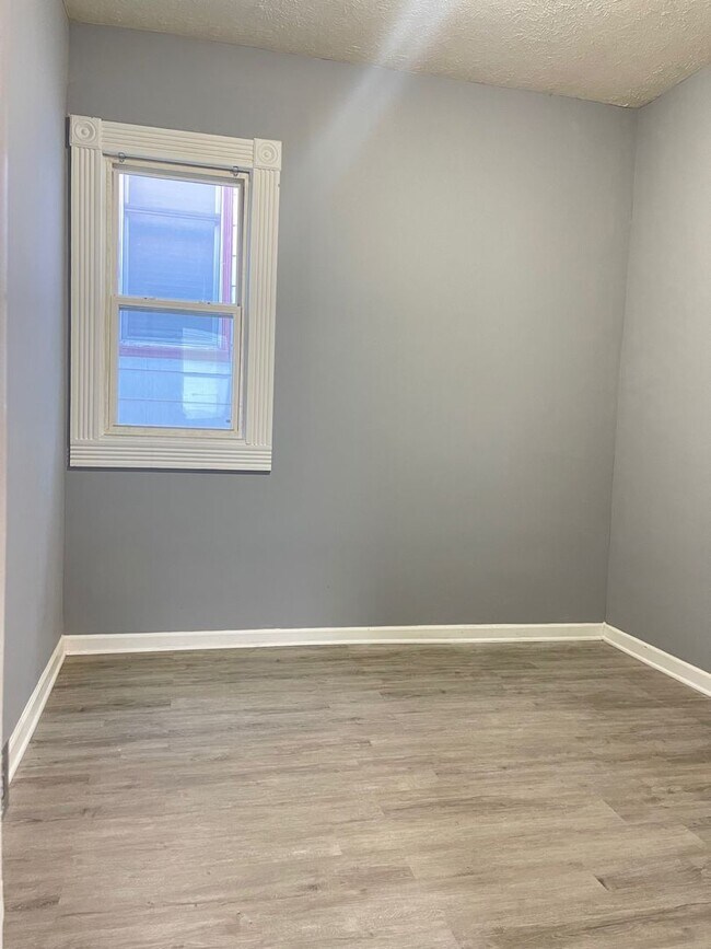Building Photo - Cozy Renovated 2 Bed in South Omaha!