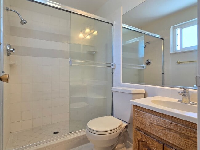 Building Photo - Spacious Split Level Home, Wood Floors, Fr...