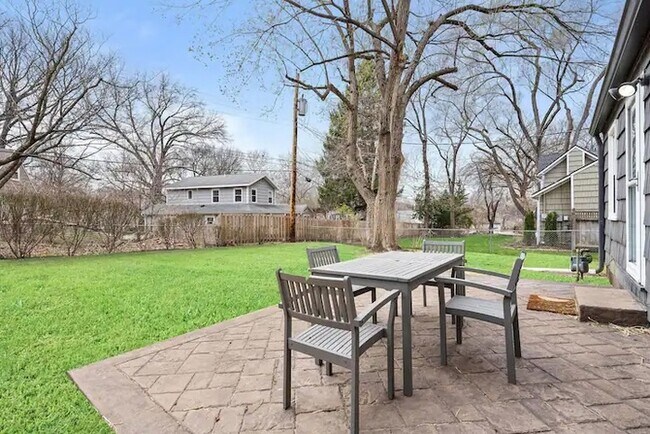 Building Photo - Beautifully Furnished Home – Move-In Ready!