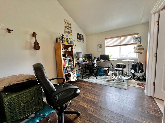 Building Photo - 2 Bed Charmer with Mountain Backdrop