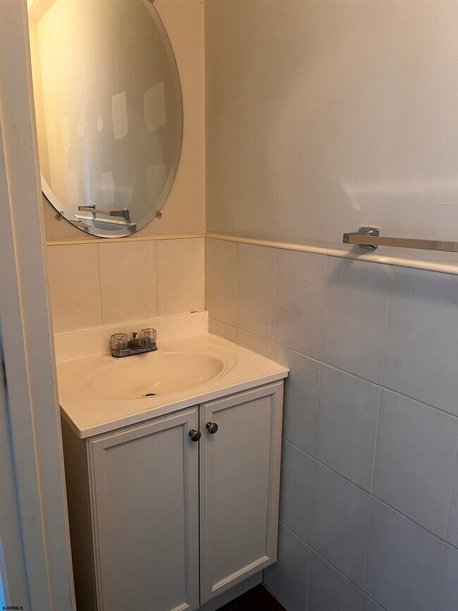 Building Photo - 704 St Thomas Dr