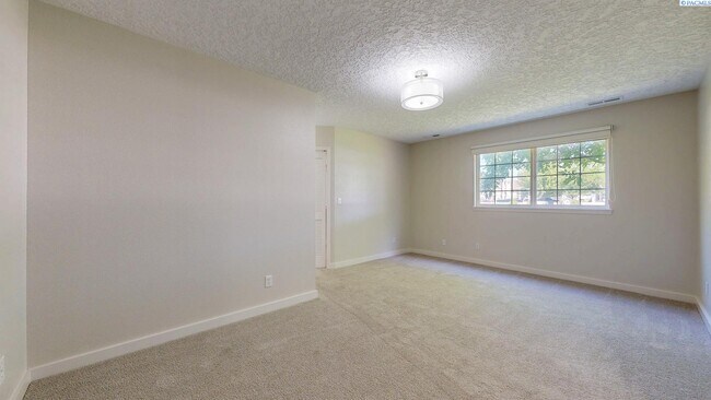 Building Photo - 2 bed, 2 bath townhome in Meadow Springs