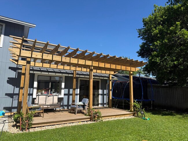 Building Photo - 350 Sailfish Dr