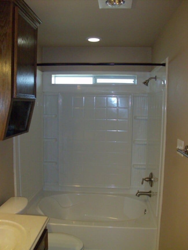Building Photo - Beautiful 3 bed/2 bath Duplex off of Bunny Trail