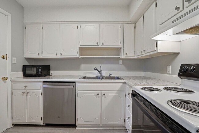 Building Photo - MINUTES to UNC!! 2 Bed 2.5 Bath Townhome - FURNISHED!  $500 Move in Incentive!