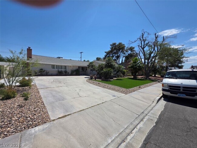 Building Photo - 2725 Colanthe Ave