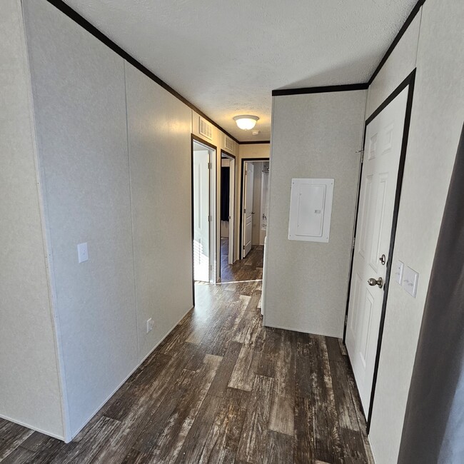 Building Photo - 3-bedroom, 2-bathroom, 960 square feet of ...