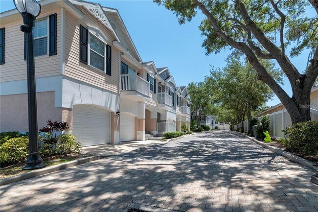 Building Photo - 987 Wellington Ct