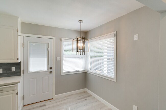 Building Photo - 405 S Fernwood Cir