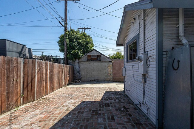 Building Photo - Charming 2BR Back House Near Downtown LA & Dodger Stadium