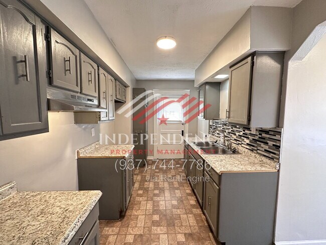Building Photo - 2720 Dwight Ave