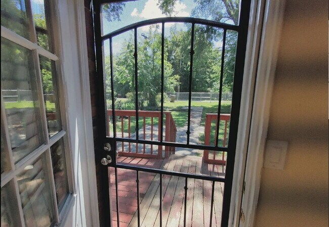 Building Photo - 3 bd/1 bth w/fenced yard. Close to all things Nash!