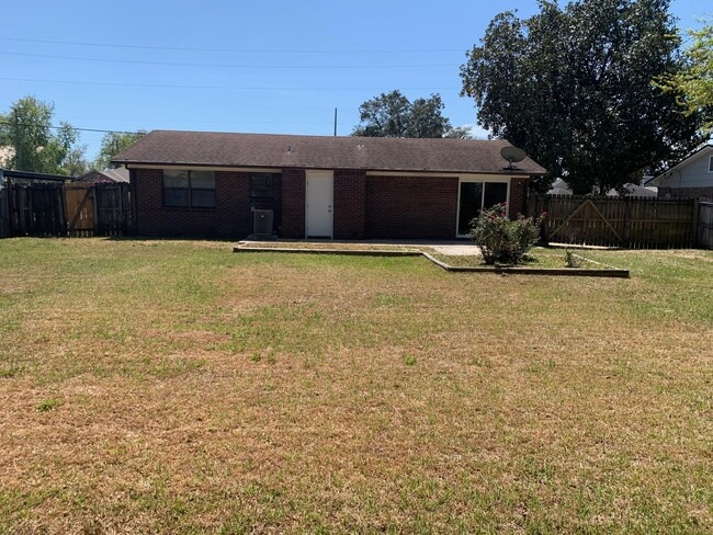 Building Photo - 806 Boulevard De L'Orleans