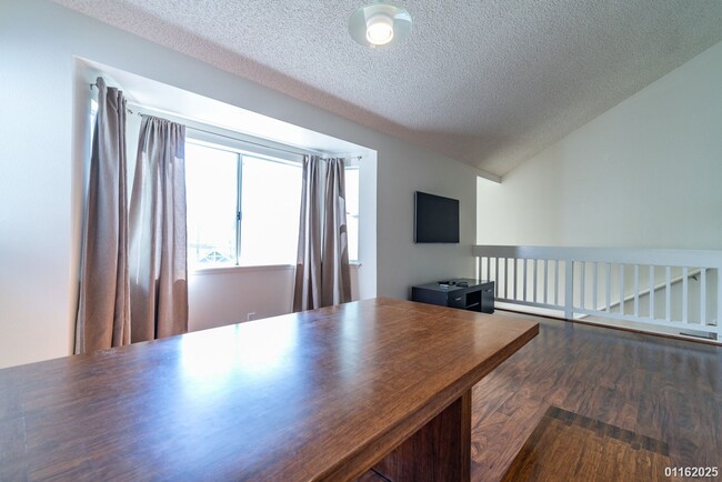 Building Photo - MOVE IN READY 2BR/1BA/2PKG IN MILILANI MAU...