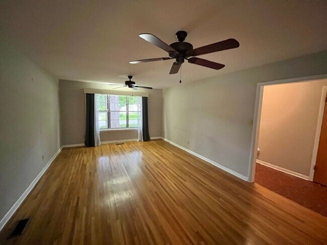 Building Photo - Very Nice 3 Bedroom 2 Bathroom House near the University of Arkansas Little Rock