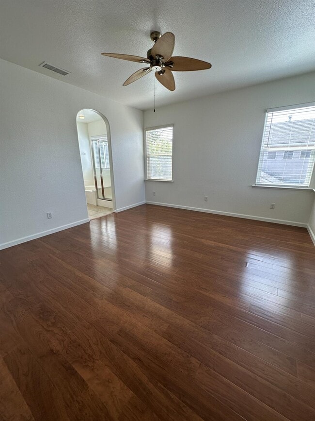 Building Photo - 636 W Venice Ln