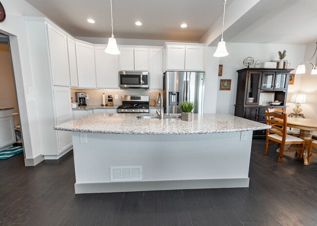 Building Photo - 2 Bedroom Luxury townhome