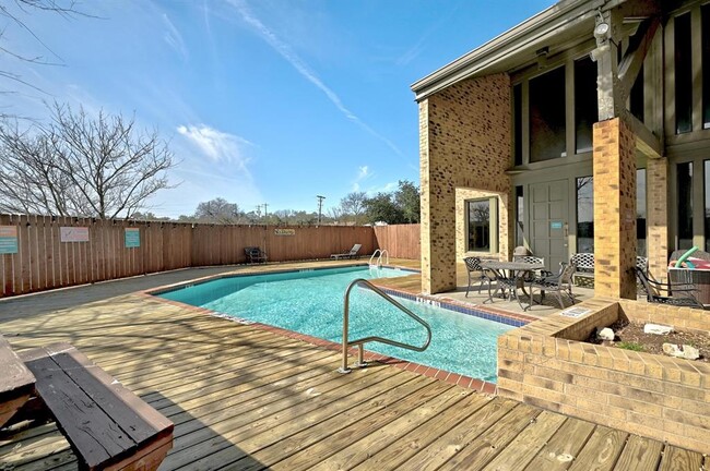 Building Photo - 8888 Tallwood Dr