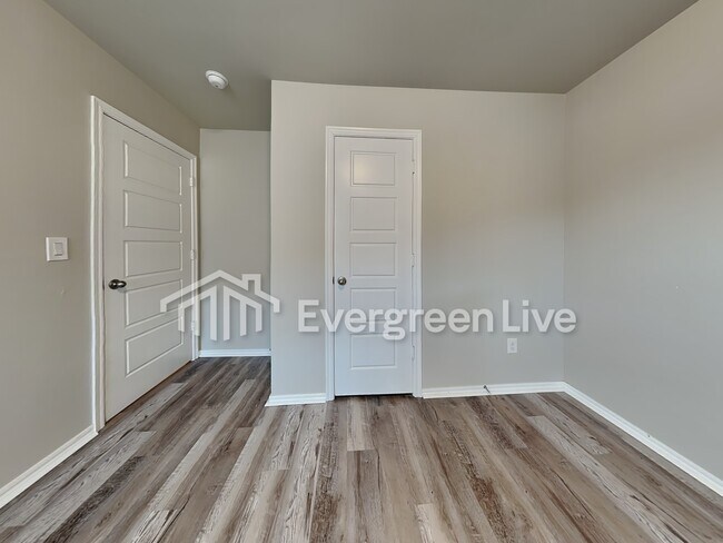 Building Photo - 3500 moraine dr