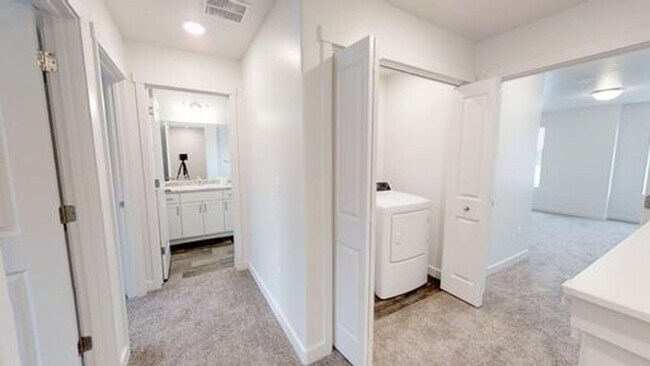 Building Photo - LUXURY TOWNHOME IN OREM!!!