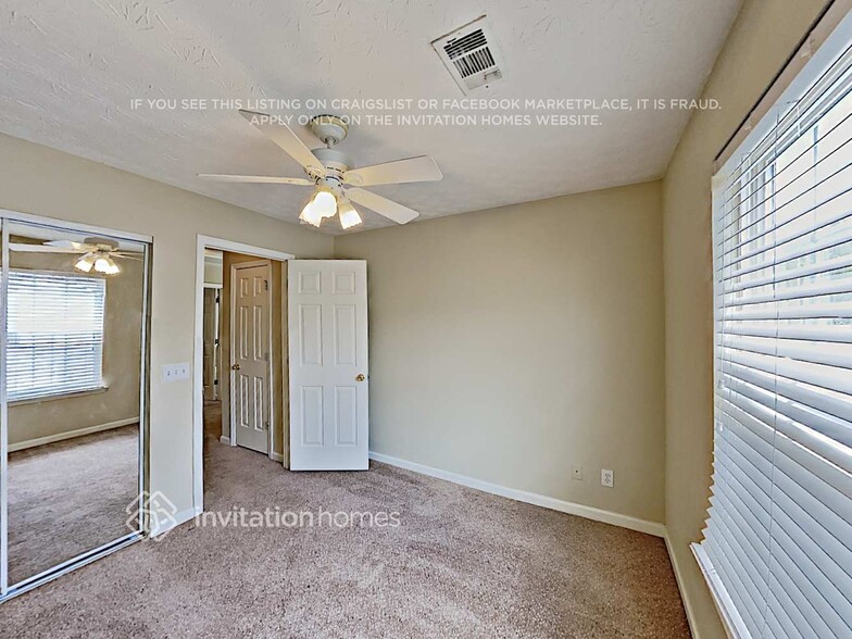 Building Photo - 573 W Oaks Dr