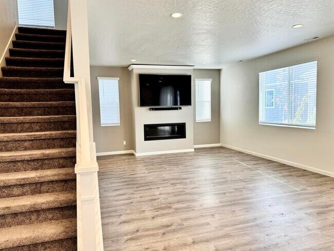 Building Photo - 283 N 1580 W