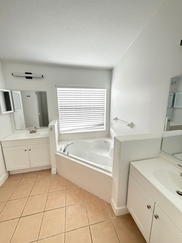 Building Photo - 10077 Portofino Dr