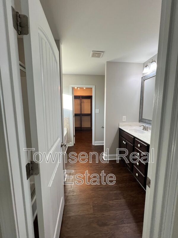 Building Photo - 3233 Northgate Dr