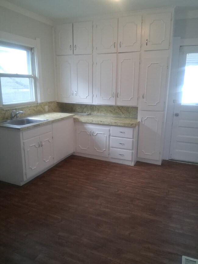 Building Photo - 1942 Barrows St