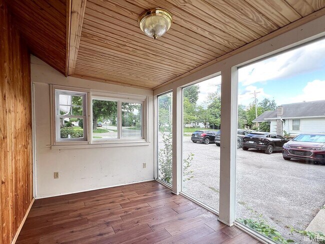 Building Photo - 410 E Hillside Dr