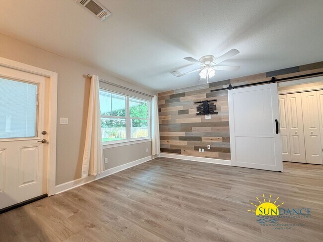 Building Photo - Beautiful 3-Bedroom Pool Home in Destin – Lawn & Pool Service Included!