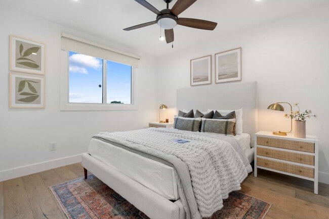 Building Photo - Updated and Modern 4 Bed + Office, 3.5 Bat...