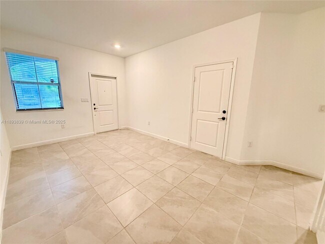 Building Photo - 2620 SE 11th Ct