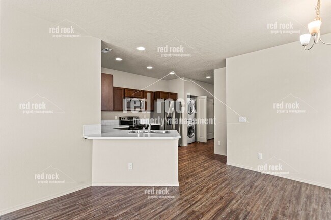 Building Photo - 304 S Marigold Ln
