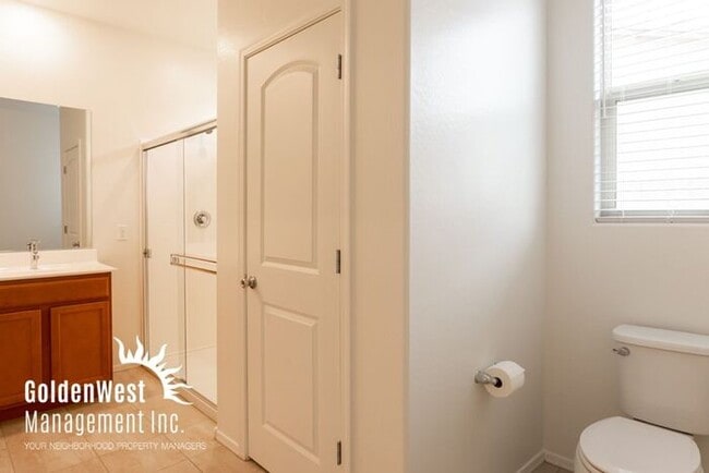 Building Photo - Bright & Airy 4 Bdm 2Ba in Quiet Neighborh...