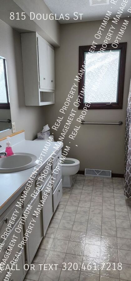 Building Photo - 815 Douglas St