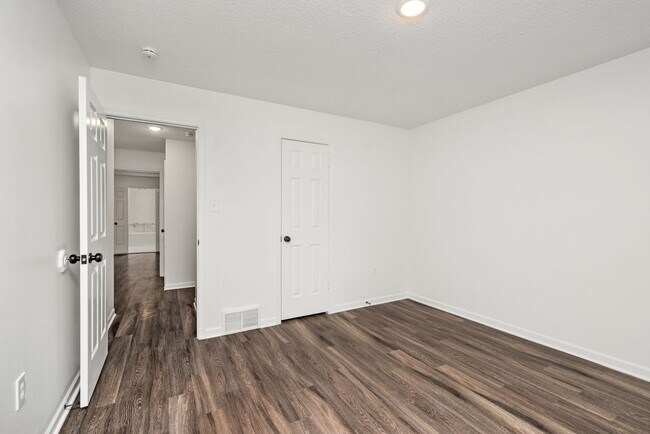 Building Photo - 3 Bedroom, 2 bath with a bonus room near B...