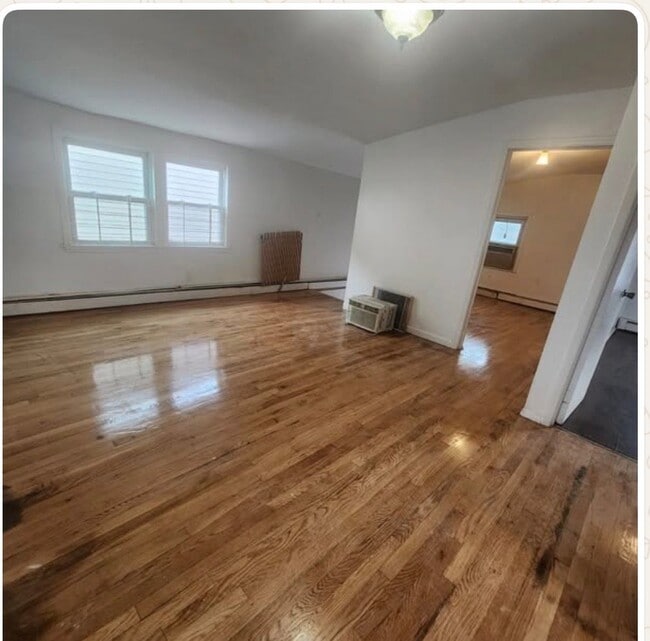 Building Photo - 77-35 77th Pl