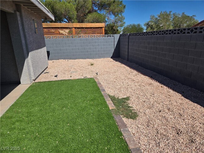 Building Photo - 1405 Termas